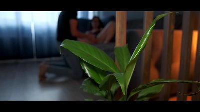 Unha parella de adolescentes namorados ten sexo quente, moito semen no seu cu.