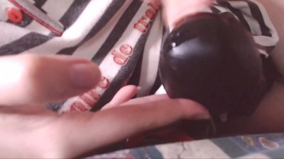 Toma este gran galo negro na túa boca pequena escrava